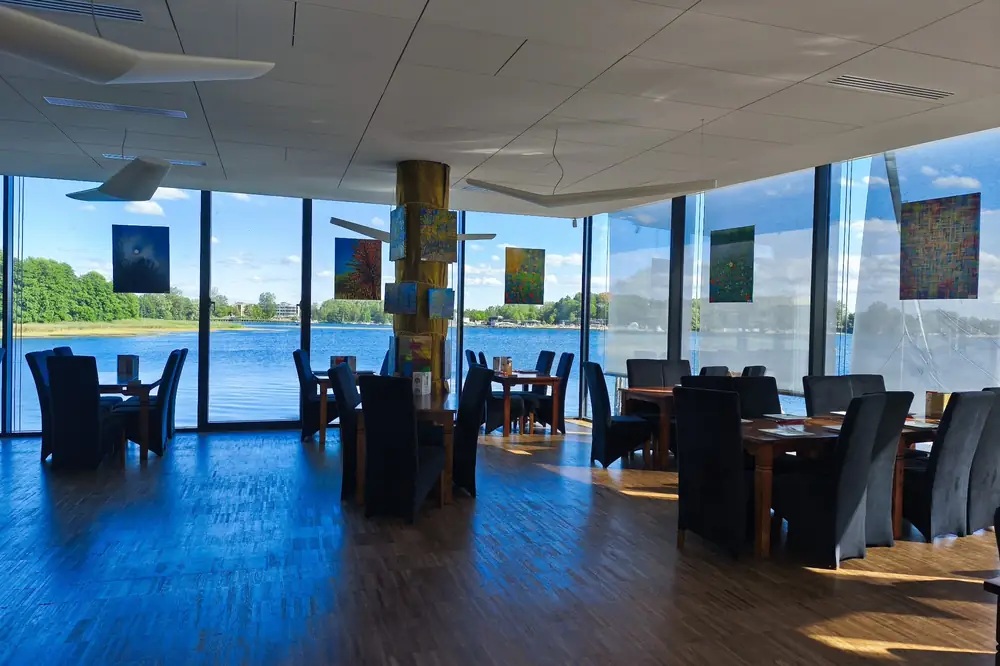 Sala z widokiem na jezioro